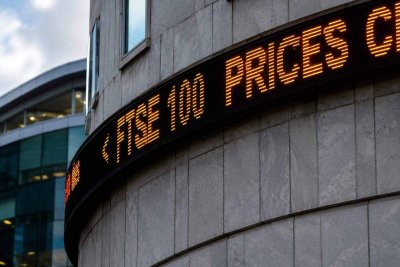 FTSE 100 Dips as Oil Breaches $100, Political Uncertainty Weighs