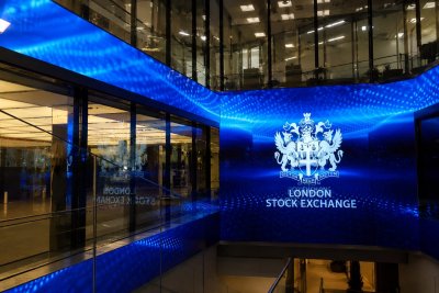 FTSE 100 Notches Third Weekly Decline Amid Gulf Tensions and Political Jitters