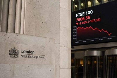 FTSE 100 Slides as Healthcare Stocks Weigh Despite Earnings Beats
