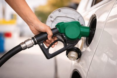 Gasoline Futures Gain Amid Geopolitical Tensions, Traders Eye Inventory Data