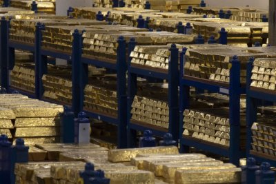 Gold Climbs to $4,379 as 5% Treasury Yield Stirs Central Bank Demand