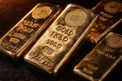 Gold Holds Near $4,500 as Fed Rate Bets and Oil Risks Weigh