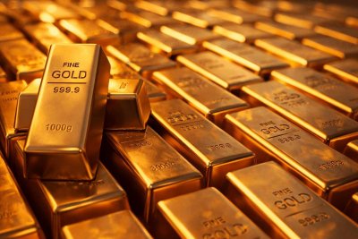 Gold Retreats as Dollar Gains on Geopolitical Tensions