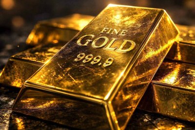 Gold Retreats from One-Month Peak as Dollar Strengthens, Rate Bets Dim