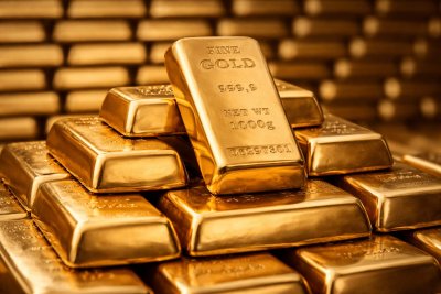 Gold Retreats Under $5,000 Amid Dollar Strength, Holiday Liquidity Squeeze