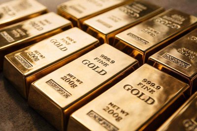 Gold Slides to One-Month Low Amid Dollar Strength, Fed's Hawkish Stance