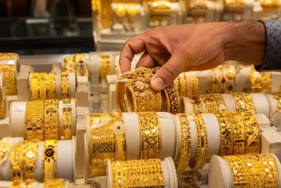 Gold Surges on US-Iran Peace Deal; Oil Slips, Dollar Weakens