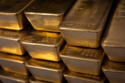 Gold Surges to $4,720 as Geopolitical and Economic Crosscurrents Drive Rally