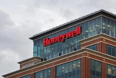 Honeywell Edges Higher as Aerospace Spin-Off and Automation Strategy Take Shape