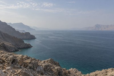 Hormuz Shipping Surges to Six-Month Peak, Yet Brent Holds $14 War Premium