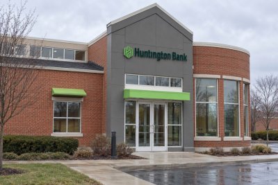 Huntington Cuts 2027 EPS Outlook as Deposit Costs Bite
