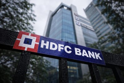 Indian Indices Rebound on Bank, Energy Gains Amid Regulatory Concerns