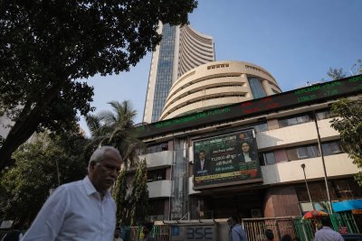 Indian Markets Extend Losses as Rupee Weakens to New Low