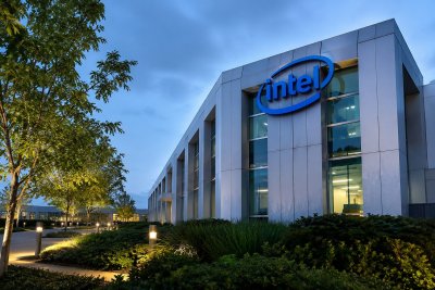 Intel Dips Below $700B Market Cap as Chip Selloff Intensifies