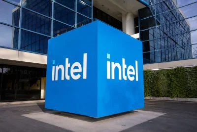 Intel Falls 5% as AI Euphoria Fails to Lift Chipmaker Amid Valuation Worries