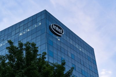 Intel Retreats as AI Foundry Rally Fades Amid Valuation and Macro Headwinds