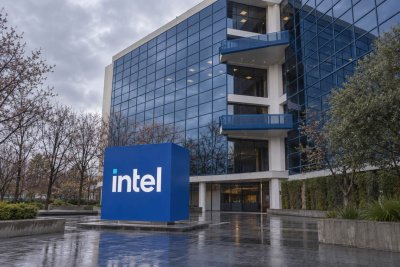 Intel's 5.3% Drop Masks Stale Government-Stake Warning