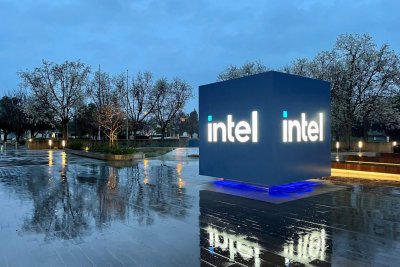 Intel's Stock Cushion Thins as AI Trade Wobbles