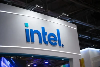 Intel Shares Slide 13% as Chip Rout Deepens, Apple Deal Fails to Sustain Rally