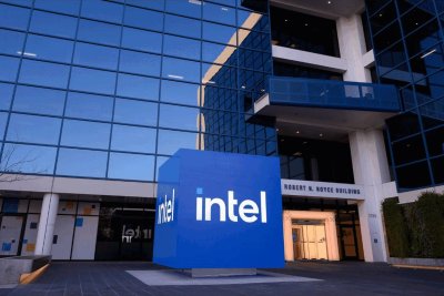 Intel Shares Slide 2.9% as AI Growth Fails to Offset Offering Dilution