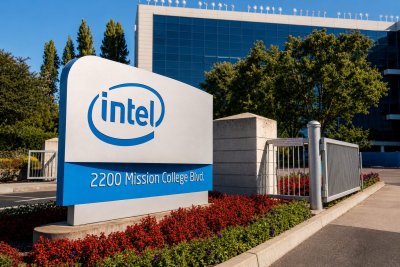 Intel Shares Slide Below $95 Offering as $20B Capex Plan Draws Scrutiny