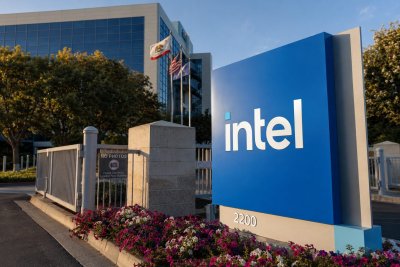 Intel Slips 2% but Holds 7.9% Premium Over $95 Share Sale Price