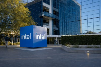 Intel Stock Dips 2.8% as $20B Foundry Push Faces Market Test