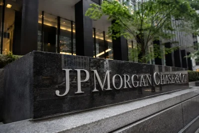 JPMorgan's Guidance Update Tests Premium Valuation Amid Balanced Outlook