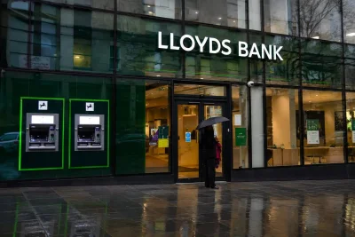 Lloyds Shares Dip as FCA Delays Motor Finance Payouts to 2027