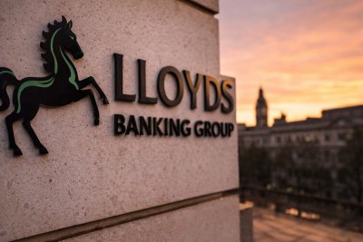 Lloyds Shares Edge Higher Amid Buyback Activity and Rate Cut Speculation