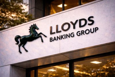 Lloyds Shares Steady Amid Buyback and Rate Cut Speculation