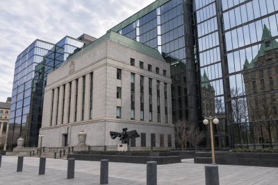 Loonie Under Pressure as BoC, Fed Signals Loom