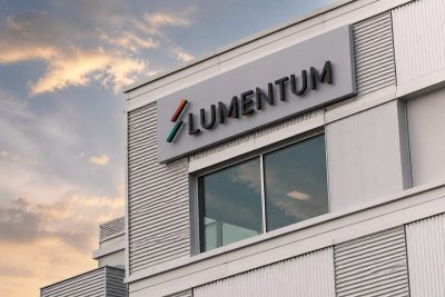 Lumentum Rides AI Optical Demand to 6% Gain Despite Nasdaq Weakness