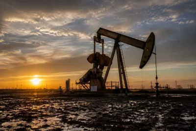Markets Steady as Oil Plunges 6% and AI Earnings Loom