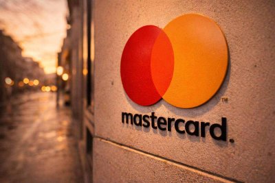 Mastercard Tests Stablecoin Settlement with SoFi Amid Market Dip