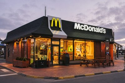 McDonald's Shares Slide on Downgrade Amid Value War and Netflix Promotion