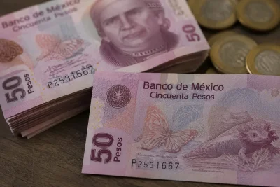 Mexican Peso Holds Near 17.42 as Carry Trade Appeal Faces Year-End Forecast
