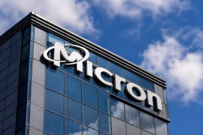 Micron Dips 1.2% as Storage Selloff Softens on Long-Term Contracts