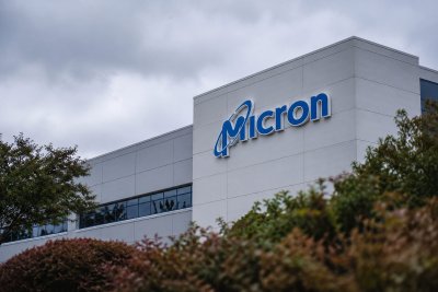 Micron's $100B Contract Backlog Faces Market Skepticism Amid Chip Rout