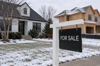 Mortgage Demand Slips 4.1% as 30-Year Rate Nears 7%