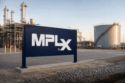 MPLX's 7.35% Yield Offers Cushion as Monday's $2.25B Debt Deal Looms