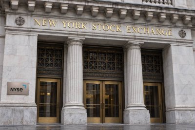 Nasdaq Trims Losses as Yields Retreat From 5% Mark