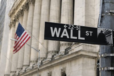 Nasdaq Tumbles as AI Optimism Fades; Oil and Fed Risks Loom