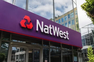 NatWest Holds Gains as Rate Hike Bets Outpace Bank's Forecast
