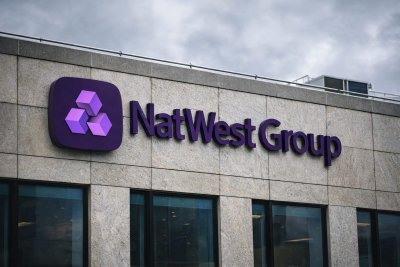 NatWest Shares Under Pressure Ahead of Earnings Amid Wealth Deal Scrutiny