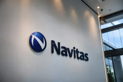 Navitas Semiconductor Plunges 14.5% Amid Chip Sector Rout and Dilution Fears