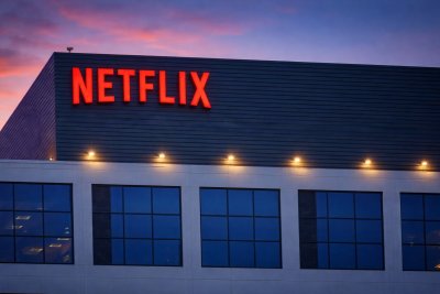 Netflix Edges Higher on Live-TV Plans; Cash Yield in Focus