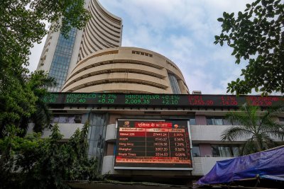 Nifty Edges Up as Auto Gains Offset IT, FMCG Weakness; Oil Slide Aids Rupee
