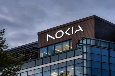 Nokia Shares Split: Helsinki Gains, US ADR Slips Amid AI Expansion
