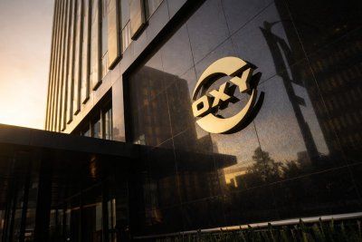 Occidental Petroleum's Strategic Moves Offset by Debt Focus as Oil Prices Hold